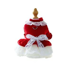 Schönes rotes Samt Prinzessinnen Hundekleid mit Perlenkragen und weißer Schleife für Welpen.