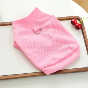 Gros-plan sur les details du pull rose gaufre pour animaux avec anneau D en metal pour chiens.