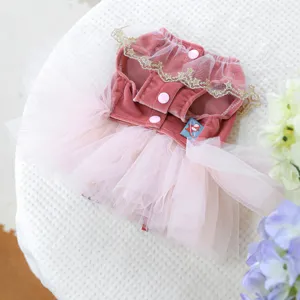 Roze fluwelen huisdierenjurk met tulen rok en kantafwerking, ideal voor kleine honden en puppy's.