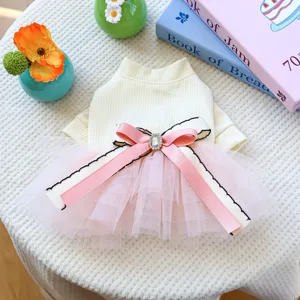 Schattige hondjes prinsessenjurk met chique roze strik en tule rok voor kleine hondjes.