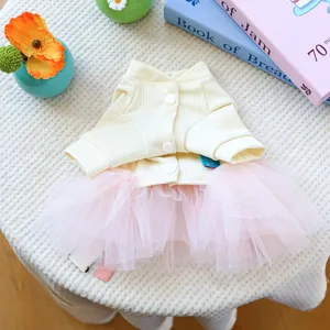 Schattig klein huisdier hondenjurk detail, beige geribbeld vestje met schattige roze tule tutu rok.