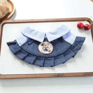 Delizioso bavaglino colletto per cani e gatti stile college con righe blu e gonna in denim.