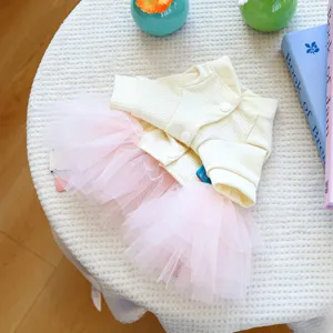 Gedetailleerde close-up van de elegante huisdierjurk met comfortabel ribgebreid en tule.