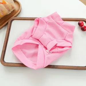 Detail vetement pour animal en tricot gaufré rose, ensemble confortable chien chat texture tissu.