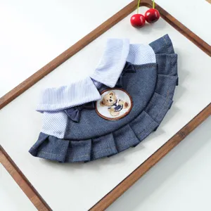 Bavaglino in denim stile college per animali cane gatto con ricamo orsetto e colletto chic elegante.