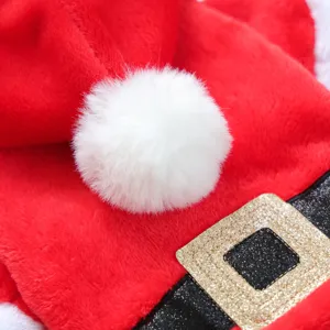 Nahaufnahme des roten Plüsch-Haustier-Weihnachtskostüms mit weißem Bommel und Glitzerschnalle.
