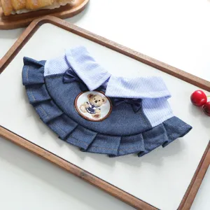 Bavaglino in denim per animali con colletto a righe e ricamo di orso per cani e gatti.