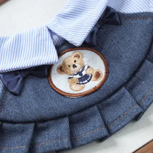 Bellissimo bavaglino per animali con denim, colletto a righe blu e toppa orsetto.