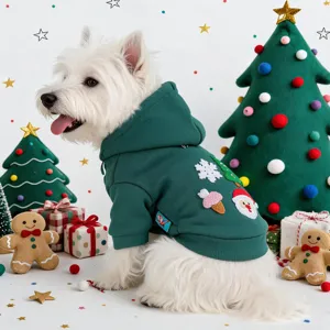 Kerst huisdier hoodie detailweergave met feestelijk borduurwerk, gezellige groene hondentrui.
