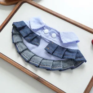 Grazioso dettaglio colletto a righe in denim per animali, bavaglino con volant per cani gatti.