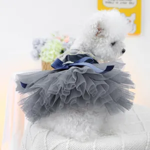 Leuke grijze hond tutu jurk met blauwe strik gelaagde tule prinsessenjurk voor kleine pup.