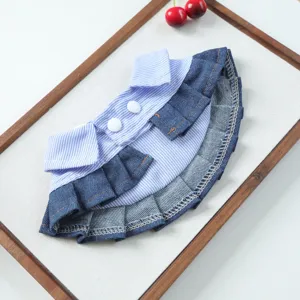 Grazioso colletto bavaglino in denim per animali domestici con strisce e volant, accessorio moda.