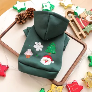 Gedetailleerd overzicht van donkergroene huisdierenhoodie met schattig kerstborduurwerk voor honden.