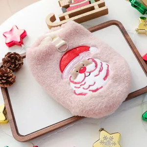 Nahaufnahme Detail der süßen rosa Plüsch Haustier Weihnachtsweste mit glitzernder Stickerei.
