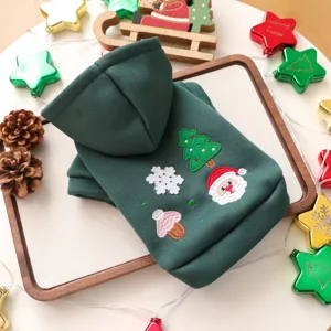 Gedetailleerd shot van groene kerst huisdieren hoodie, schattig borduurontwerp voor kleine hondjes.
