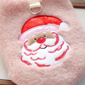 Detailansicht der flauschigen rosa Haustierweste mit Pailletten Weihnachtsmann Stickerei und D-Ring.