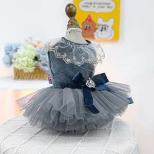 Grijs fluwelen puppy tutu jurk met tule lagen, kanten kraag en strik voor kleine honden.