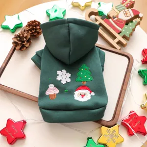 Schattige groene huisdier hoodie met kerstborduursel, warme winterkleding voor kleine hondjes.