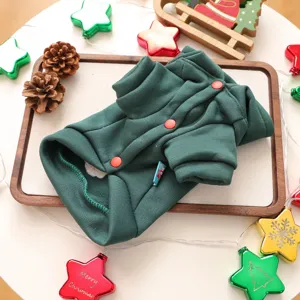 Groene huisdierenkleding voor kleine honden puppy's, feestelijk winter vakantiedetail.