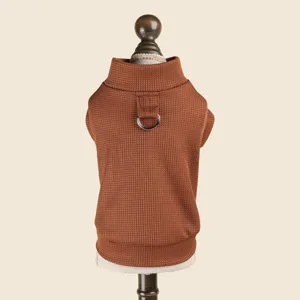 Détail pull pour animal en tricot gaufré marron, gilet chaud d'hiver avec anneau métal.
