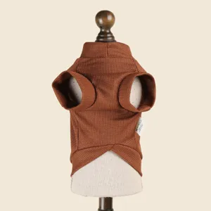 Vue détaillée de vêtements pour animaux gaufrés marron, tissu doux pour petits chiens et chats.