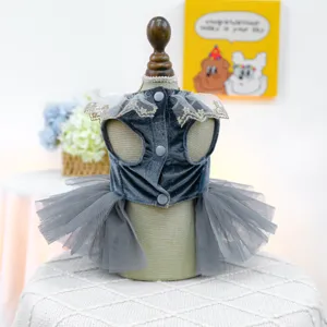 Grijs fluwelen huisdierenjurk detail, elegante puppy tulle prinsessenrok voor kleine honden.