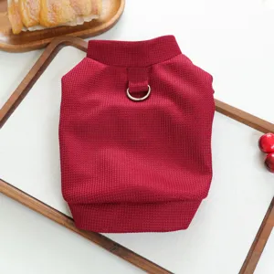 Gros plan détaillé du pull pour animal en tricot gaufré rouge avec anneau en D.