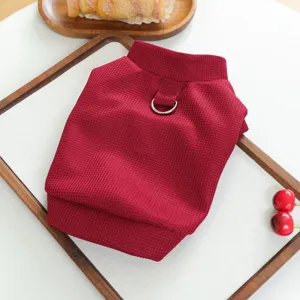 Vue détaillée d'un pull rouge pour animal de compagnie avec anneau en D pour petits chiens.