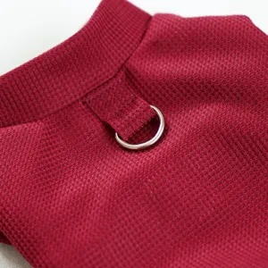 Détail de vêtement pour animal en filet rouge avec anneau en métal pour chiens et chats
