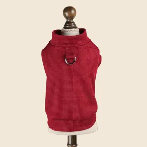 Vue détaillée d'un pull pour animal rouge en tricot gaufré avec col roulé et anneau D.