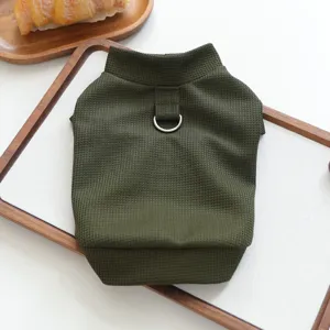 Vue détaillée du gilet pour animal en tricot gaufré vert avec anneau en D en métal.