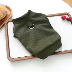 Pull pour animal en tricot gaufré vert foncé avec anneau de laisse pour chiens et chats.