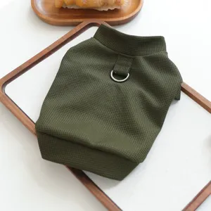 Vue détaillée du pull pour animal en tricot gaufré vert foncé avec anneau D en métal pour chien.