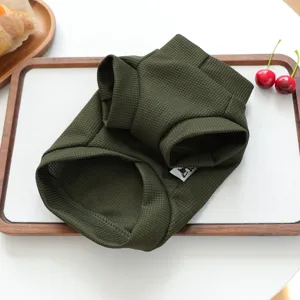 Vue détaillée de la chemise pour animal en tricot gaufré vert foncé, texture bien pliée.