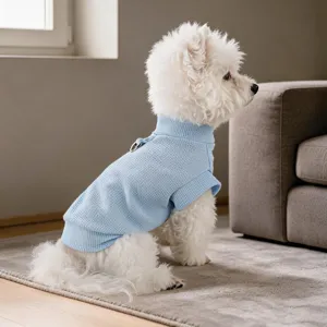 Joli pull tricoté bleu clair pour petits chiens, avec un anneau de laisse intégré, bien chaud.