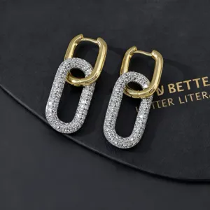 Orecchini geometrici a doppio cerchio con zirconi cubici scintillanti in oro e argento.