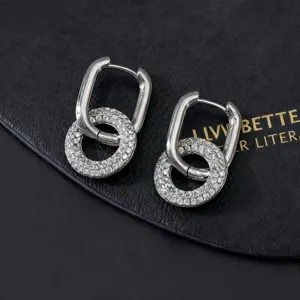 Orecchini a cerchio intrecciati in zirconite, elegante vista di dettaglio moderna.