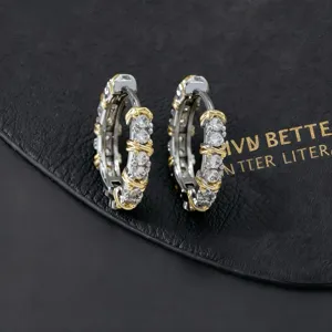 Vista dettagliata di eleganti orecchini a cerchio bicolore con strass, gioiello chic.