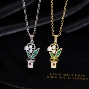 Elegante Topfpflanze Anhänger Halskette mit grünen Zirkon Blättern und funkelnden Steinen.