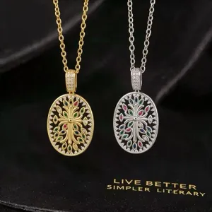 Gedetailleerd overzicht van de ovale opengewerkte zirkonia ketting in goud en zilver.