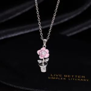 Exaktes Detail der zarten rosa Blumen Halskette mit silberner Kette für stilvolle Anlässe.