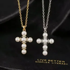 Gedetailleerd overzicht van elegante parel zirkoon kruis hanger ketting in goud zilver.