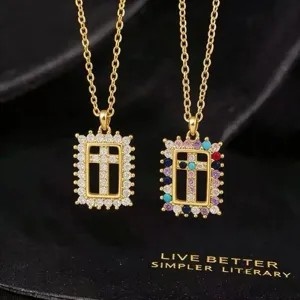 Gedetailleerd overzicht van de stijlvolle koperen zirkoon kruis ketting voor dames.