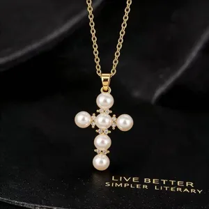 Elegante goudkleurige parel en strass kruis hanger ketting voor dagelijkse damesmode.