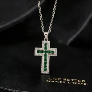 Vintage zilveren ketting met kruis en groene en heldere zirkonia stenen voor vrouwen.