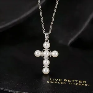 Close-up detail van de elegante parel en zirkoon kruis hanger ketting, fijne textuur.