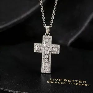 Gedetailleerd uitzicht van zilveren kruis hanger ketting sprankelend zirkonia dames.