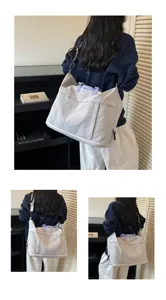 Grande borsa da viaggio sportiva casual con manico viola e tessuto resistente di alta qualità.