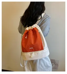 Sac à dos à cordon portable au design bicolore, idéal pour le sport, la salle et les voyages.