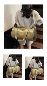 Detailaufnahme der khaki runden Sporttasche mit grossem Fassungsvermögen am Modell.